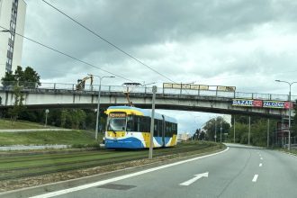 Cakali styri roky kym stat da peniaze