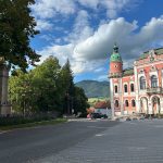 Chatra skryta medzi stromami Historickej vile na Liptove svita na lepsie casy