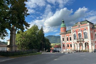 Chatra skryta medzi stromami Historickej vile na Liptove svita na lepsie casy