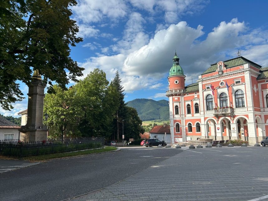 Chatra skryta medzi stromami Historickej vile na Liptove svita na lepsie casy