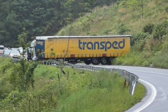 Frekventovany tah zatarasil kamion cesta je nepriechodna