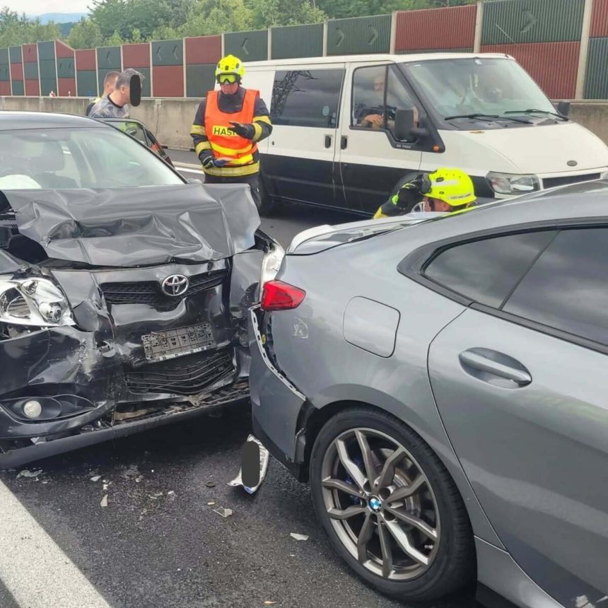 Na dialnici v Cesku pri Usti nad Labem pri hromadnej nehode sa zranilo pat ludi