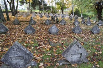 Na unikatnom vojenskom cintorine vycistili nahrobky