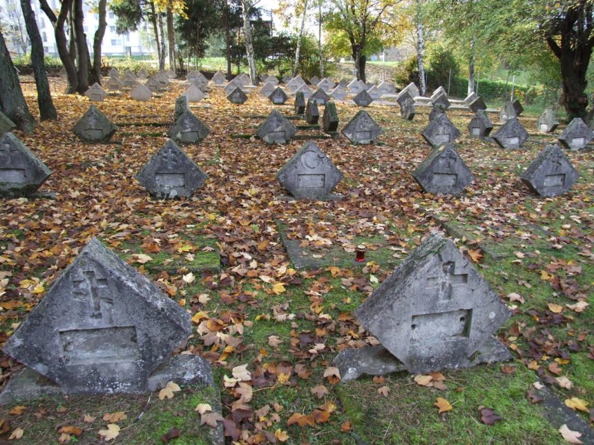 Na unikatnom vojenskom cintorine vycistili nahrobky