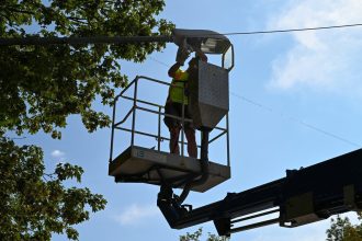 Prve LED svietidla uz svietia na Ladovni pesia zona v centre Martina pride na rad