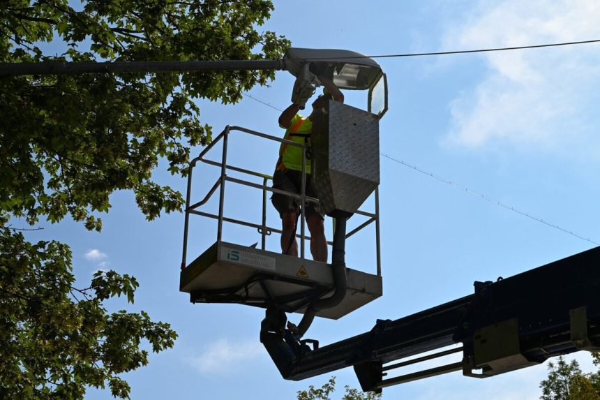 Prve LED svietidla uz svietia na Ladovni pesia zona v centre Martina pride na rad