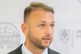 Sutaj Estok a sefka policie vysvetlia postup v kauze bombovych hrozieb