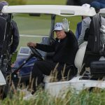 Trump sa pocas navstevy Skotska hral golf krajinu cakaju protesty
