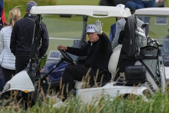 Trump sa pocas navstevy Skotska hral golf krajinu cakaju protesty