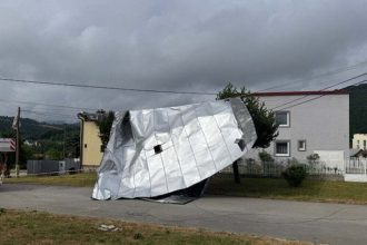 V meste strhlo strechy na desiatich domoch Ministerstva vysvetluju pomoc statu