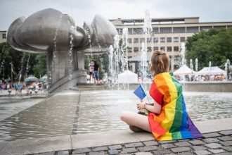 Vidime vas stojime pri vas odkazuje diplomati LGBTI ludom