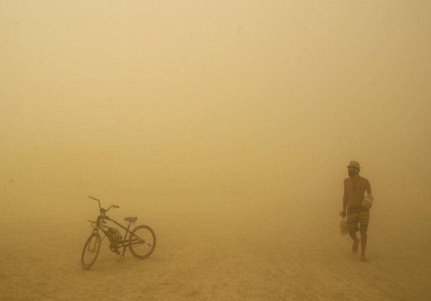 Antikapitalisticky festival Burning Man opovrhuje peniazmi no bez nich neprezije
