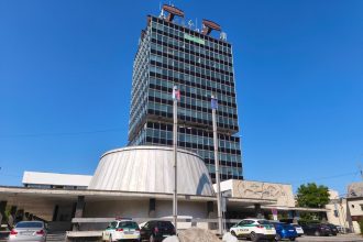 Budova ktorej poschodia visia na lanach