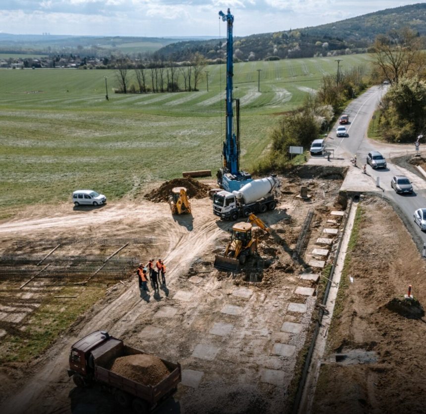 Cesta sa zosuvala a praskala postavili ju nanovo