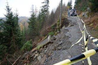 Chodnik pri Hrebienku este caka na opravu