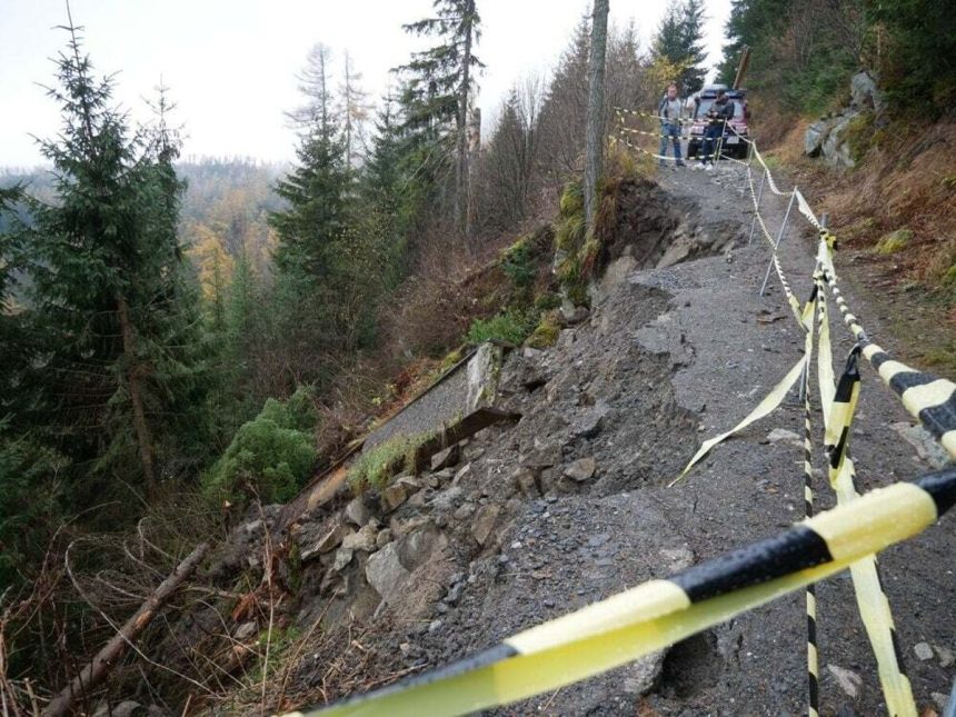 Chodnik pri Hrebienku este caka na opravu