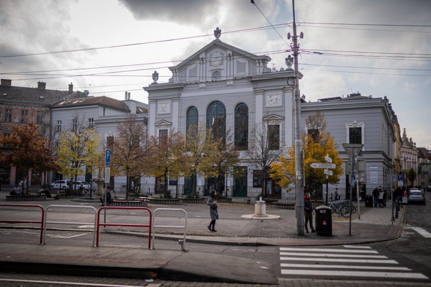 Denne tadial prejdu tisice ludi tusia co sa skryva pod ich nohami