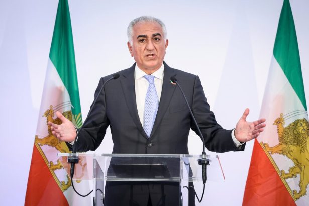 Exilovy iransky princ tvrdi ze ho kontaktovalo 50 tisic prebehlikov