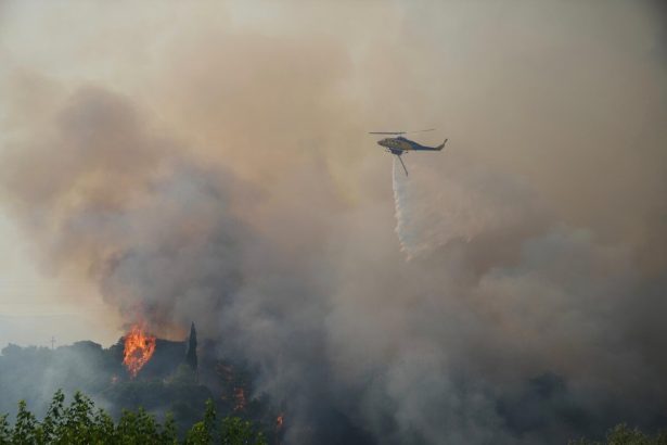 Grecki hasici ziskavaju prevahu nad poziarom pri Patrase