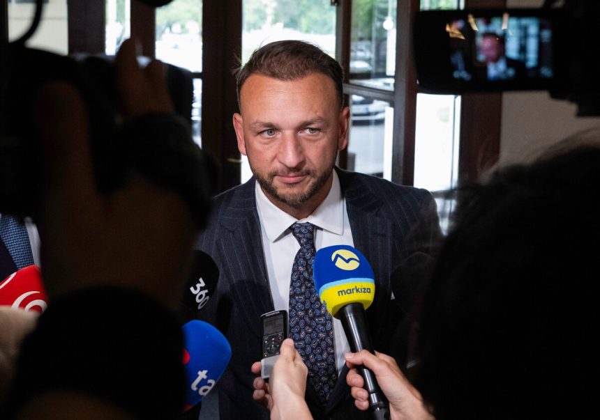 Hlas je pripraveny diskutovat o znizeni poctu krajov tvrdi Sutaj Estok