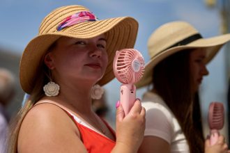 Juh cakaju popoludni horucavy teplota az 35C