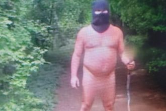 Nahy muz v kukle beha lesom pri hrade