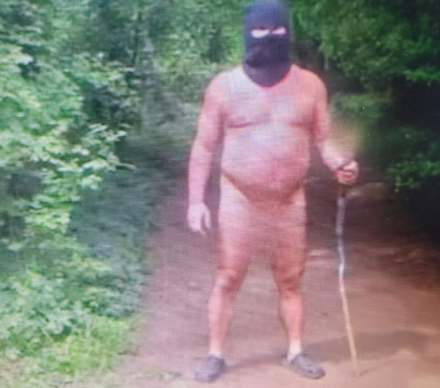 Nahy muz v kukle beha lesom pri hrade