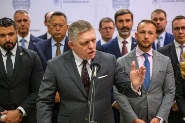Obcianske iniciativy ziadaju o koniec ministra a riaditela SIS