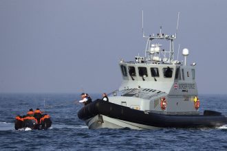 Od nastupu Starmera do vlady prislo do Britanie vyse 50 tisic migrantov