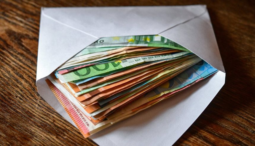 Od troch seniorov vylakali vyse 30 tisic eur Podvodnici zvacsa volaju na pevnu linku