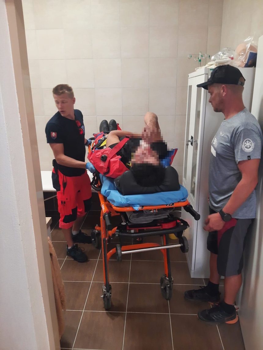 Pod chatou v Ziarskej doline sa cyklistka poranila tvar a koncatiny