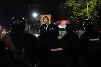 Policia zadrzala stovky ludi pocas protestov v Srbsku