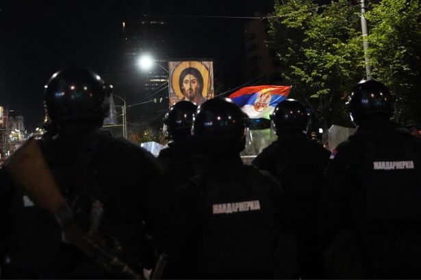 Policia zadrzala stovky ludi pocas protestov v Srbsku