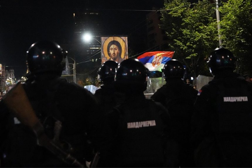 Policia zadrzala stovky ludi pocas protestov v Srbsku