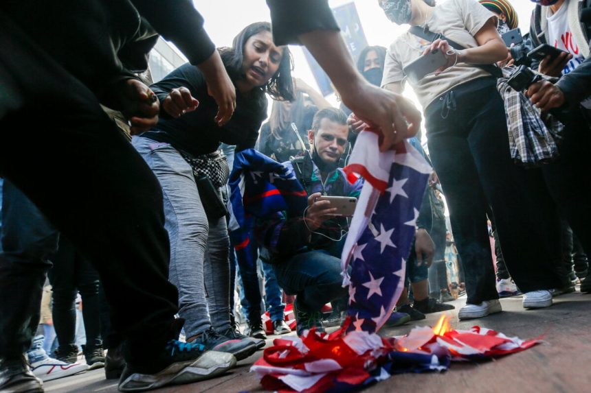 Pred Bielym domom zadrzali muza kvoli paleniu vlajky