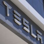 Predaj Tesla elektromobilov v Europe v juli klesol