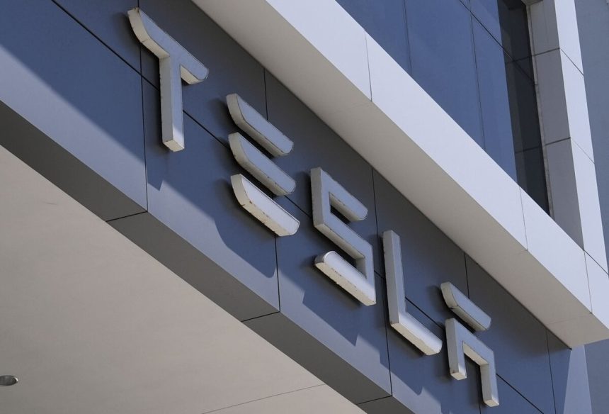 Predaj Tesla elektromobilov v Europe v juli klesol