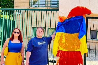 Rusko vyhralo vyhlasil Orban Aktivisti v Prahe obiali plot velvyslanectva cervenou farbou