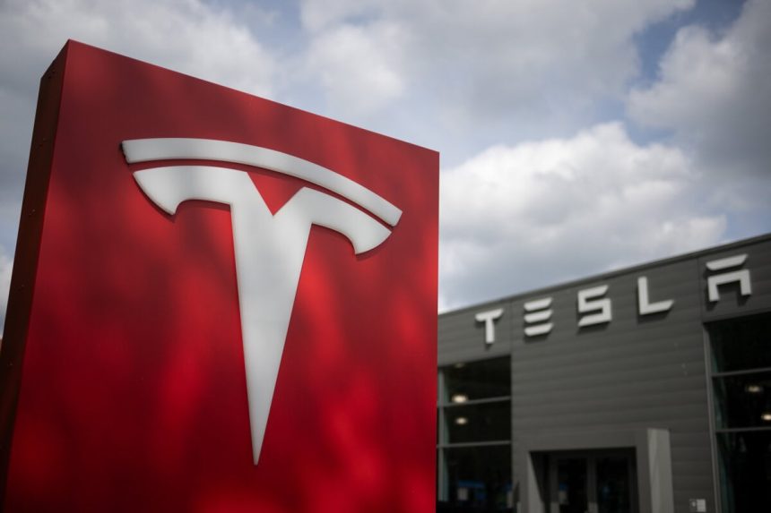 Tesla rozpusta tim za vyvoj superpocitaca Dojo
