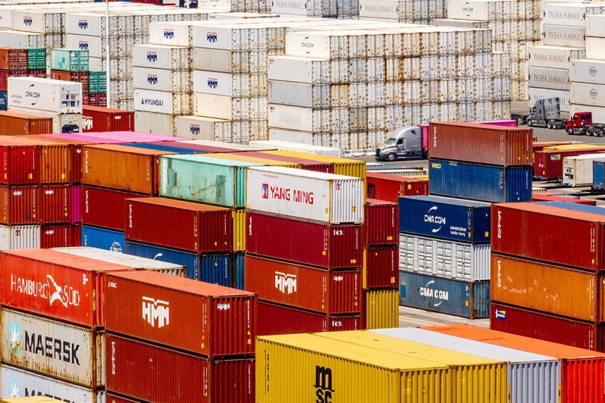 Trump podpisal nariadenie o novych clech platia o sedem dni