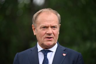 Tusk prisiel na stretnutie s Nawrockym o Ukrajine