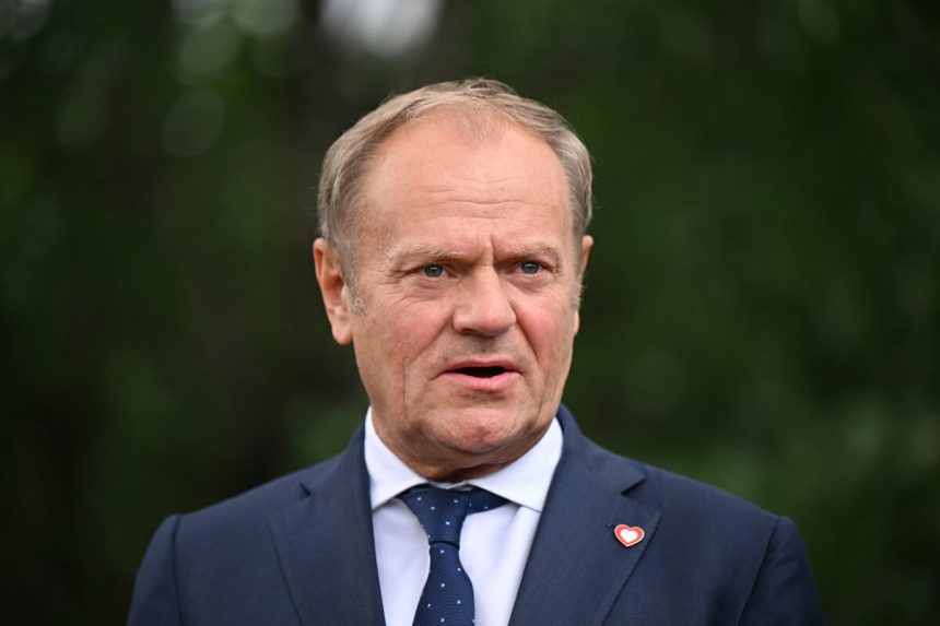 Tusk prisiel na stretnutie s Nawrockym o Ukrajine
