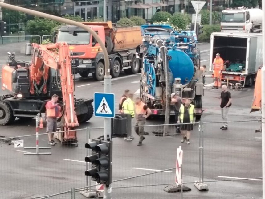 Uplne uzavreli hlavnu krizovatku v Nitre