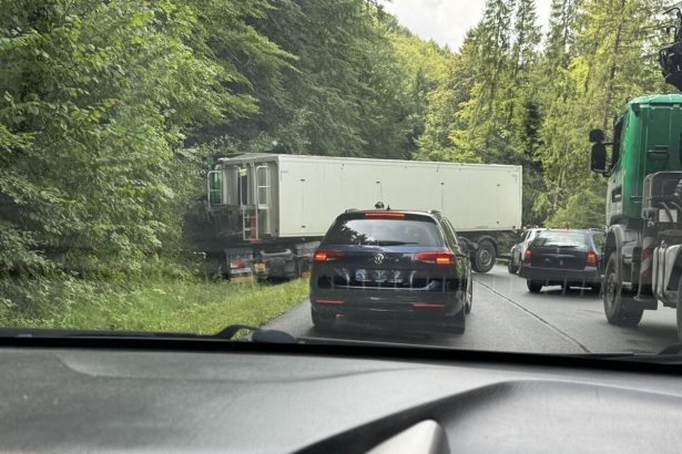 Usek medzi Detvianskou Hutou a Hrinovou neprejazdny