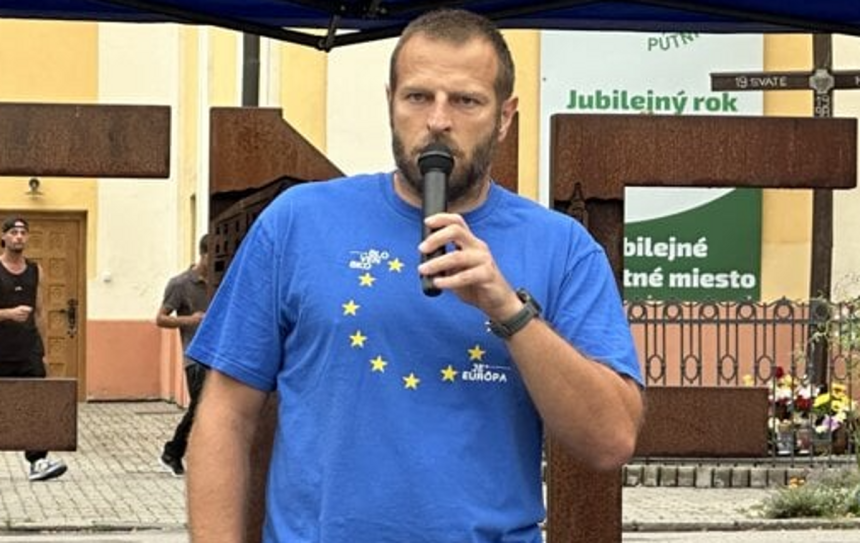 Utok pocas oslav v Lucenci Muzi hajlujuci napadli advokata a aktivistu