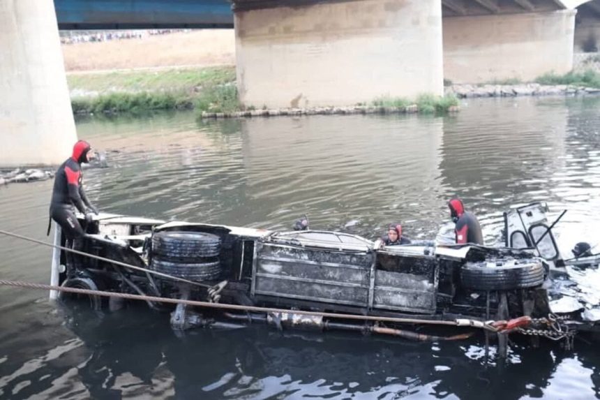 V Alzirsu sa zrutil autobus z mosta do rieky zahynulo aspon 18 ludi