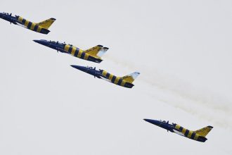 Vikend Buracajuce motory na oblohe a ceste