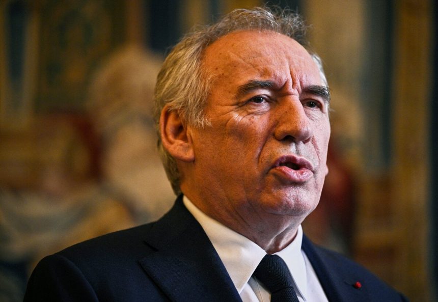 Vlada francuzskeho premiera po hlasovani o dovere padne