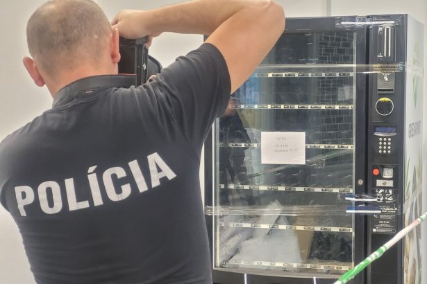 Z obchodneho domu policia odniesla dalsi automat