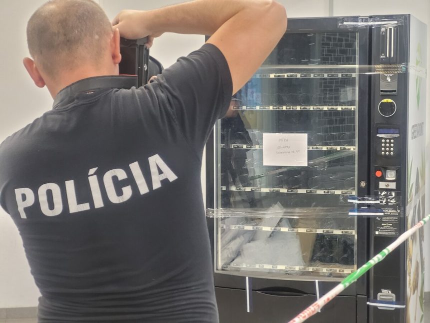 Z obchodneho domu policia odniesla dalsi automat